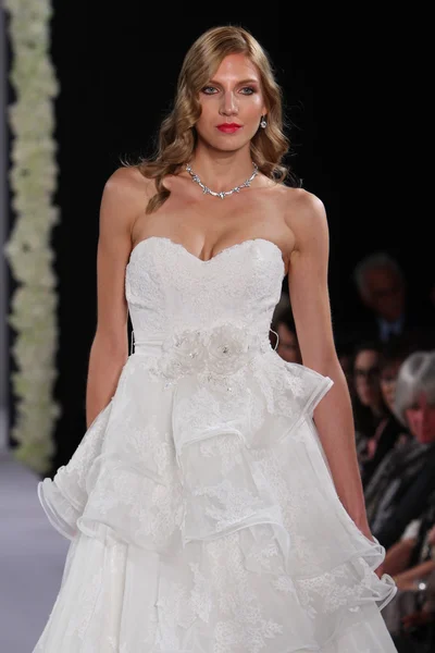 New york-13 oktober: model wandelingen start-en landingsbaan voor couture groep show door knoop tijdschrift voor val 2013 tijdens de ny bridal fashionweek in het hilton hotel op 13 oktober 2012 new york city, ny — Stockfoto