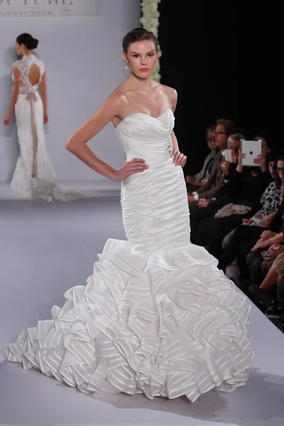 NOVA IORQUE-OUTUBRO 13: Modelo caminha pista para Couture Group show pela revista Knot para Outono 2013 durante NY Bridal Fashion Week em Hilton hotel em outubro 13, 2012 Nova York, NY — Fotografia de Stock