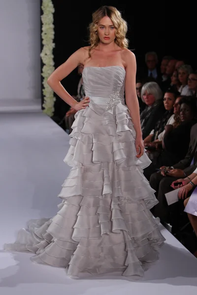 New york-október 13-án: modell sétál couture csoport show kifutón csomót magazin őszi 2013-ny esküvői divat héten hilton hotel október 13, 2012 new york city, ny — Stock Fotó