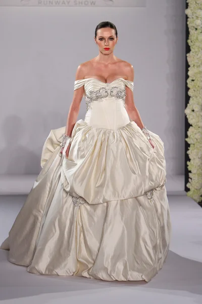 New york-13 oktober: model wandelingen start-en landingsbaan voor couture groep show door knoop tijdschrift voor val 2013 tijdens de ny bridal fashionweek in het hilton hotel op 13 oktober 2012 new york city, ny — Stockfoto