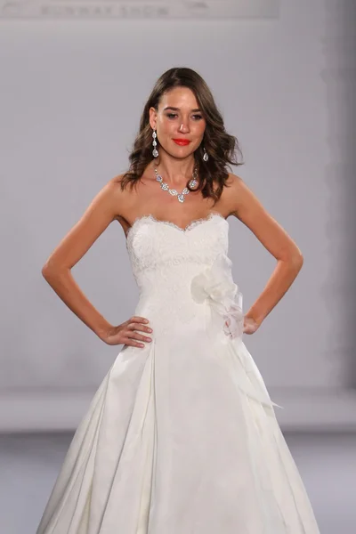 New york-13 oktober: model wandelingen start-en landingsbaan voor couture groep show door knoop tijdschrift voor val 2013 tijdens de ny bridal fashionweek in het hilton hotel op 13 oktober 2012 new york city, ny — Stockfoto