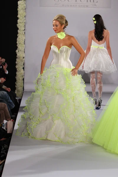 New york-október 13-án: modell sétál couture csoport show kifutón csomót magazin őszi 2013-ny esküvői divat héten hilton hotel október 13, 2012 new york city, ny — Stock Fotó