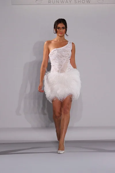 New york-13 oktober: model wandelingen start-en landingsbaan voor couture groep show door knoop tijdschrift voor val 2013 tijdens de ny bridal fashionweek in het hilton hotel op 13 oktober 2012 new york city, ny — Stockfoto