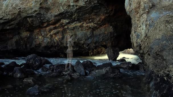 Sesión de fotos de moda con modelo de bikini en la costa de California en Palos Verdes — Vídeos de Stock