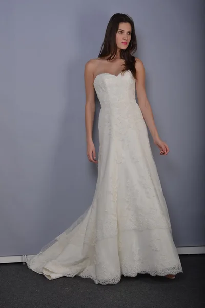 NEW YORK - APRIL 22: A Model posing for Anne Barge bridal presentation at Pier 92 during NY Bridal Fashion Week on April 22, 2013 in New York City — Stock Photo, Image