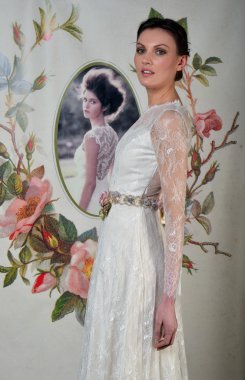 New york - 22 Nisan: claire pettibone gelin sunum pier 92 22 Nisan 2013 tarihinde uluslararası Gelin Moda Haftası new york City için bir model teşkil etmektedir