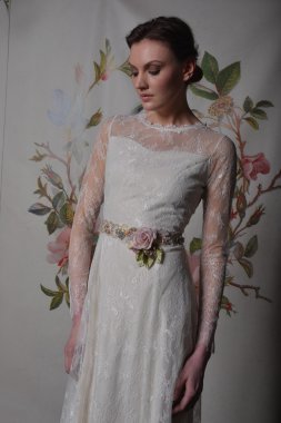 New york - 22 Nisan: claire pettibone gelin sunum pier 92 22 Nisan 2013 tarihinde uluslararası Gelin Moda Haftası new york City için bir model teşkil etmektedir