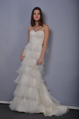 New york - 22 Nisan: bir model anne mavna gelin sunu için pier 92, ny Gelin Moda Haftası 22 Nisan 2013 tarihinde new York'ta poz