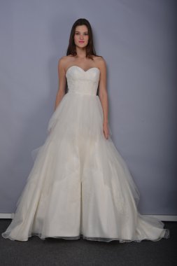 New york - 22 Nisan: bir model anne mavna gelin sunu için pier 92, ny Gelin Moda Haftası 22 Nisan 2013 tarihinde new York'ta poz