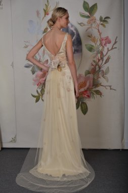 New york - 22 Nisan: claire pettibone gelin sunum pier 92 22 Nisan 2013 tarihinde uluslararası Gelin Moda Haftası new york City için bir model teşkil etmektedir