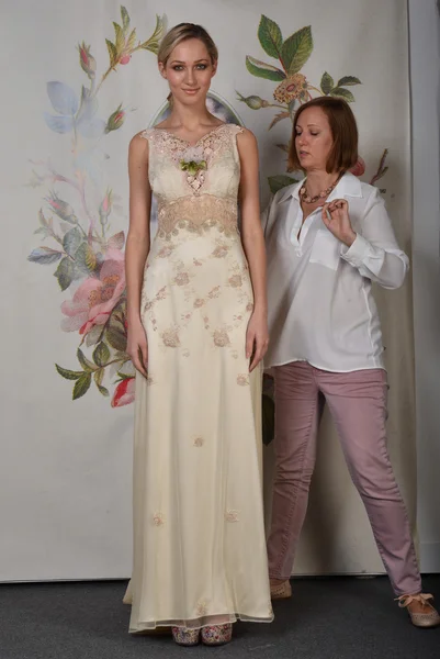 NEW YORK - APRIL 22: Designer Claire Pettibone setting style during for Claire Pettibone bridal presentation at Pier 92 during International Bridal Fashion Week on April 22, 2013 in New York City — Stock Photo, Image