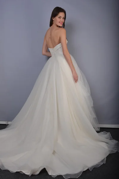 NEW YORK - APRIL 22: A Model posing for Anne Barge bridal presentation at Pier 92 during NY Bridal Fashion Week on April 22, 2013 in New York City — Stock Photo, Image