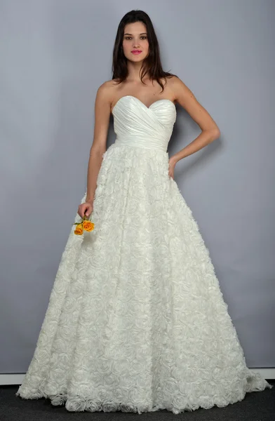 NEW YORK - APRIL 22: A Model posing for Anne Barge bridal presentation at Pier 92 during NY Bridal Fashion Week on April 22, 2013 in New York City — Stock Photo, Image