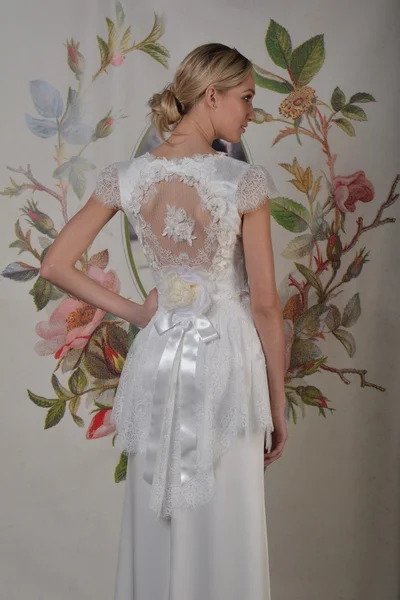 Nowy Jork - 22 kwietnia: model pozuje do claire pettibone ślubnej prezentacji na molo 92 podczas tygodnia mody ślubnej na 22 kwietnia 2013 r. w Nowym Jorku — Zdjęcie stockowe
