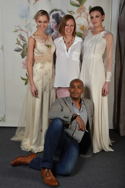 Killen p toley (l) designer claire pettibone (c) och modeller innebär för claire pettibone brud presentation vid pier 92 under internationella bridal fashion week den 22 april, 2013 i new york city — Stockfoto