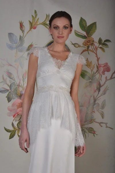 New york - 22 april: een model vormt voor claire pettibone bruids presentatie op pier 92 tijdens internationale bridal fashionweek op 22 april 2013 in new york city — Stockfoto