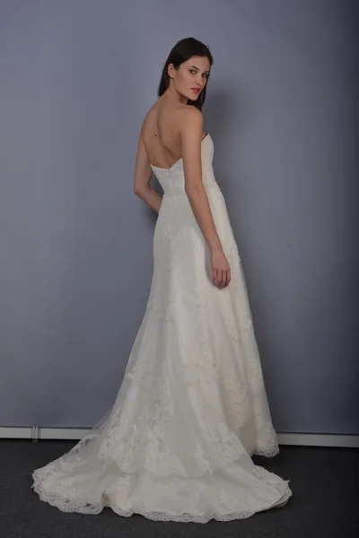 NEW YORK - APRIL 22: A Model posing for Anne Barge bridal presentation at Pier 92 during NY Bridal Fashion Week on April 22, 2013 in New York City — Stock Photo, Image