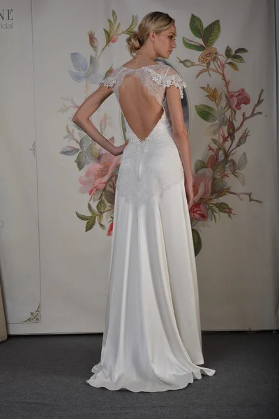 NEW YORK - APRIL 22: A Model poses for Claire Pettibone bridal presentation at Pier 92 during International Bridal Fashion Week on April 22, 2013 in New York City — Stock Photo, Image