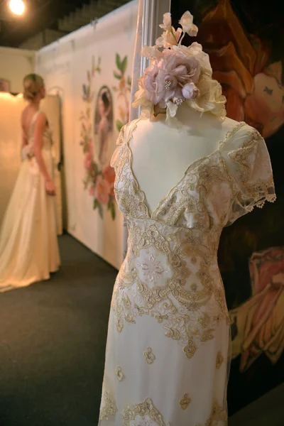 NUEVA YORK - 22 DE ABRIL: Un vestido de novia en maniquí para Claire Pettibone presentación nupcial en el muelle 92 durante la Semana Internacional de la Moda nupcial el 22 de abril de 2013 en la ciudad de Nueva York —  Fotos de Stock