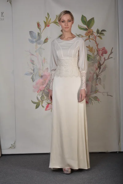 New york - 22 april: en modell poserar för claire pettibone brud presentation vid pier 92 under internationella bridal fashion week den 22 april, 2013 i new york city — Stockfoto