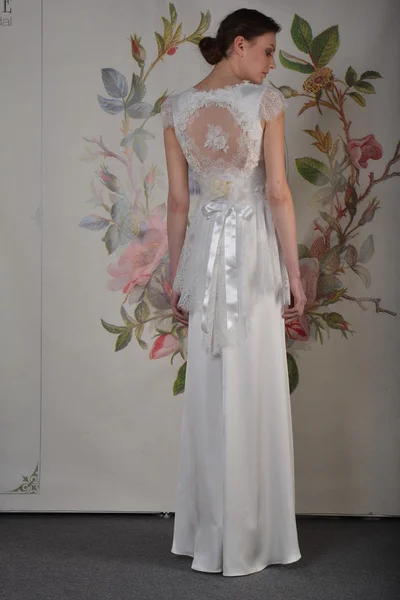 纽约 — — 4 月 22 日： 模型构成的克莱尔 · 佩蒂伯恩新娘演示文稿 92 码头在 2013 年 4 月 22 日国际婚纱时装周期间在纽约城 — 图库照片
