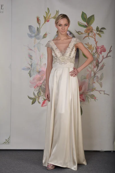 NEW YORK - APRIL 22: A Model poses for Claire Pettibone bridal presentation at Pier 92 during International Bridal Fashion Week on April 22, 2013 in New York City — Stock Photo, Image