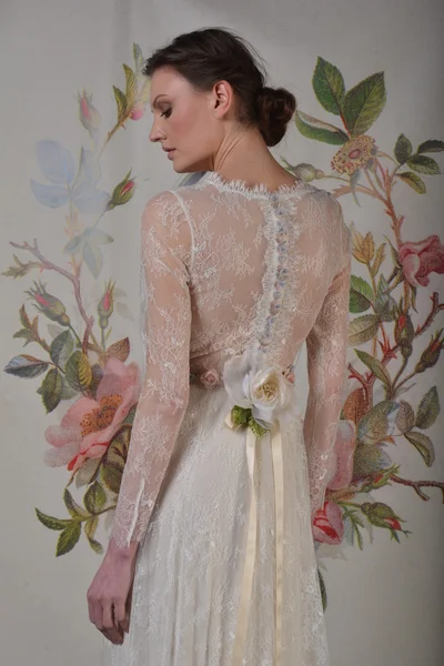 New york - április 22-én: a modell jelent a claire pettibone menyasszonyi bemutató móló 92 nemzetközi menyasszonyi divat héten április 22-én 2013-ra a new york City — Stock Fotó