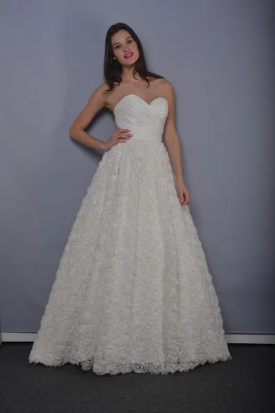 New york - április 22-én: egy modellt jelentő anne uszály menyasszonyi bemutató mólón 92 ny esküvői divat héten április 22-én 2013-ra a new york City — Stock Fotó