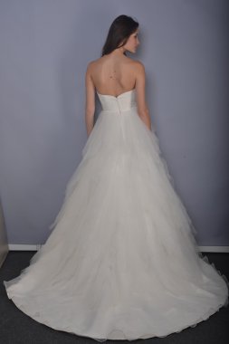 New york - 22 Nisan: bir model anne mavna gelin sunu için pier 92, ny Gelin Moda Haftası 22 Nisan 2013 tarihinde new York'ta poz