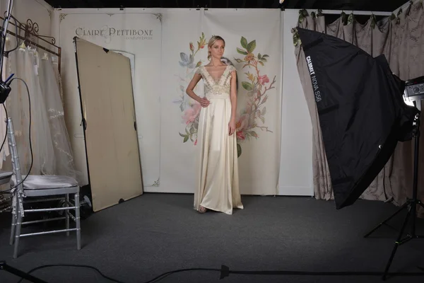 New york - április 22-én: a modell jelent a claire pettibone menyasszonyi bemutató móló 92 nemzetközi menyasszonyi divat héten április 22-én 2013-ra a new york City — Stock Fotó