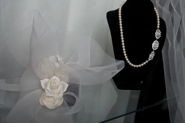 Brudkläder smycken i montern — Stockfoto