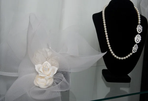 Suknie ślubne Biżuteria na stoisku — Zdjęcie stockowe