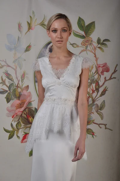 Nowy Jork - 22 kwietnia: model pozuje do claire pettibone ślubnej prezentacji na molo 92 podczas tygodnia mody ślubnej na 22 kwietnia 2013 r. w Nowym Jorku — Zdjęcie stockowe