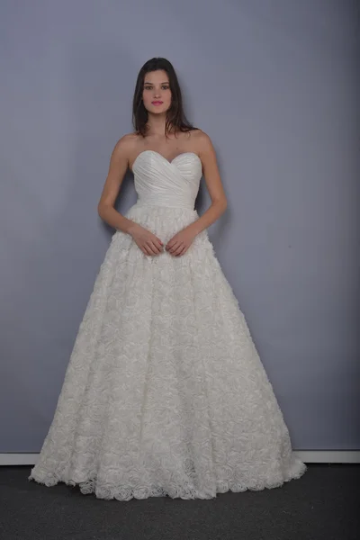 NEW YORK - APRIL 22: A Model posing for Anne Barge bridal presentation at Pier 92 during NY Bridal Fashion Week on April 22, 2013 in New York City — Stock Photo, Image