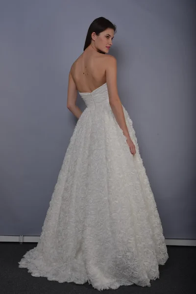 NEW YORK - APRIL 22: A Model posing for Anne Barge bridal presentation at Pier 92 during NY Bridal Fashion Week on April 22, 2013 in New York City — Stock Photo, Image