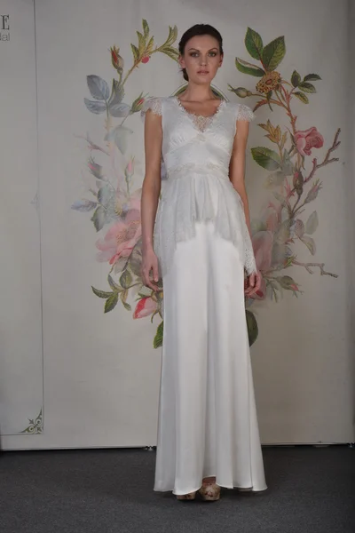 New york - 22 april: en modell poserar för claire pettibone brud presentation vid pier 92 under internationella bridal fashion week den 22 april, 2013 i new york city — Stockfoto