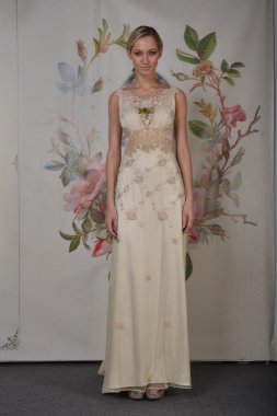 New york - 22 Nisan: claire pettibone gelin sunum pier 92 22 Nisan 2013 tarihinde uluslararası Gelin Moda Haftası new york City için bir model teşkil etmektedir