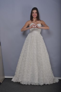 New york - 22 Nisan: bir model anne mavna gelin sunu için pier 92, ny Gelin Moda Haftası 22 Nisan 2013 tarihinde new York'ta poz