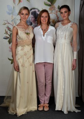 New york - 22 Nisan: tasarımcı claire pettibone (c) ve claire pettibone gelin sunum pier 92 22 Nisan 2013 tarihinde uluslararası Gelin Moda Haftası new york City için model teşkil etmektedir