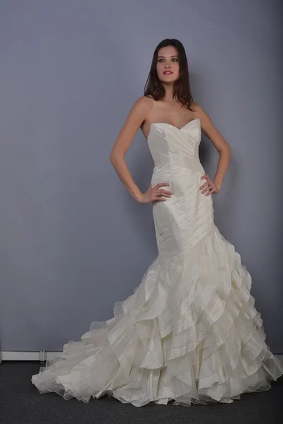 NEW YORK - APRIL 22: A Model posing for Anne Barge bridal presentation at Pier 92 during NY Bridal Fashion Week on April 22, 2013 in New York City — Stock Photo, Image