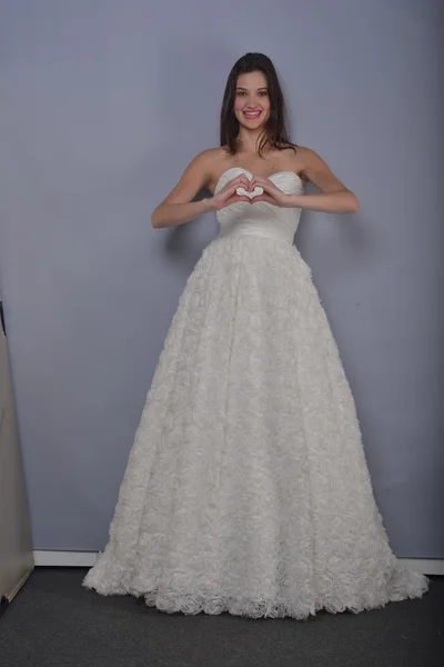 纽约 — — 4 月 22 日： 模特安妮驳船新娘演示文稿 92 码头在 2013 年 4 月 22 日在纽约婚纱时装周期间在纽约城 — 图库照片