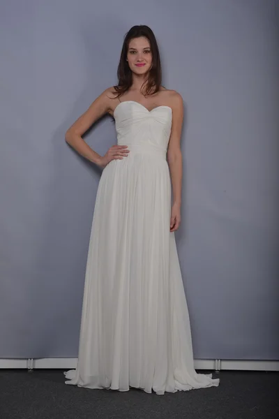 纽约 — — 4 月 22 日： 模特安妮驳船新娘演示文稿 92 码头在 2013 年 4 月 22 日在纽约婚纱时装周期间在纽约城 — 图库照片