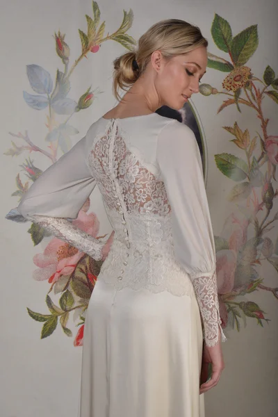 NEW YORK - APRIL 22: A Model poses for Claire Pettibone bridal presentation at Pier 92 during International Bridal Fashion Week on April 22, 2013 in New York City — Stock Photo, Image