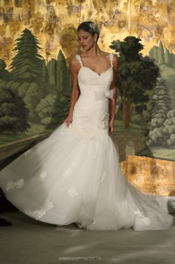 New york - 21 Nisan: bir model anne mavna bridalshow için pist london hotel adlı 21 Nisan 2013 tarihinde Gelin Moda Haftası sırasında new York'ta yürür