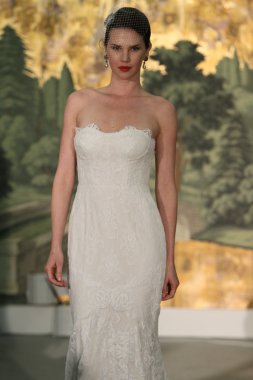 New york - 21 Nisan: bir model anne mavna bridalshow için pist london hotel adlı 21 Nisan 2013 tarihinde Gelin Moda Haftası sırasında new York'ta yürür