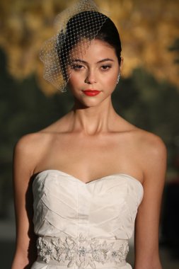 New york - 21 Nisan: bir model anne mavna bridalshow için pist london hotel adlı 21 Nisan 2013 tarihinde Gelin Moda Haftası sırasında new York'ta yürür