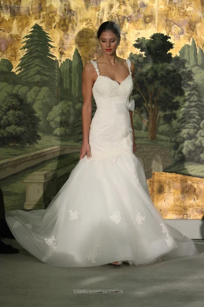 纽约 — — 4 月 21 日： 模型走在跑道为安妮驳船 bridalshow 伦敦酒店婚纱时装周上 2013 年 4 月 21 日在纽约城 — 图库照片