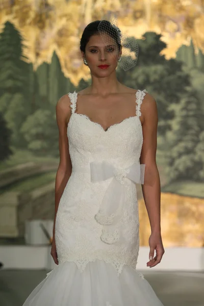 NEW YORK - APRIL 21: A Model walks runway for Anne Barge bridalshow at The London Hotel during Bridal Fashion Week on April 21, 2013 in New York City — Stock Photo, Image