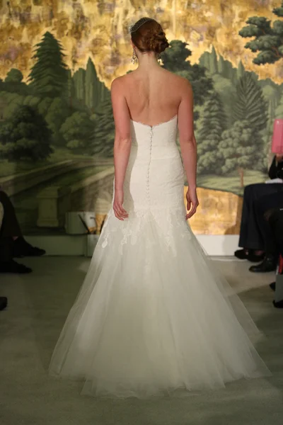 NEW YORK - APRIL 21: A Model walks runway for Anne Barge bridalshow at The London Hotel during Bridal Fashion Week on April 21, 2013 in New York City — Stock Photo, Image