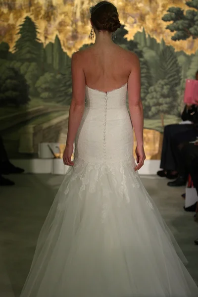 NEW YORK - APRIL 21: A Model walks runway for Anne Barge bridalshow at The London Hotel during Bridal Fashion Week on April 21, 2013 in New York City — Stock Photo, Image